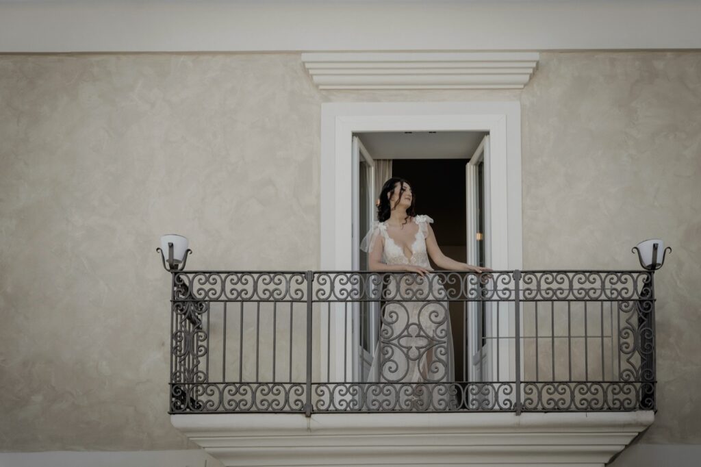 Scegliere il fotografo di matrimonio non è un'impresa affatto semplice. Il fotografo, infatti, gioca un ruolo molto importante nel giorno delle nozze, per cui è fondamentale che la preferenza degli sposi ricada sul professionista più affine alla la coppia stessa.