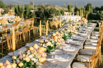 Antico borgo che svetta dall’ alto di una rupe su cui si trova arroccato, Gerace, è stata la metà scelta da Leo & Serena. Limoni, fiori di campo e agrumi calabresi come il bergamotto sono stati scelti per incorniciare un matrimonio elegante.