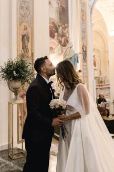 Alessia & Luigi bacio in chiesa
